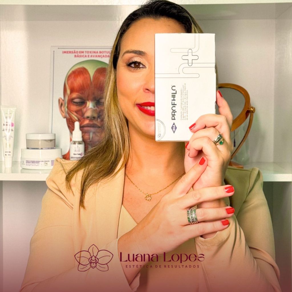 Luana Lopes com produto Profhilo
